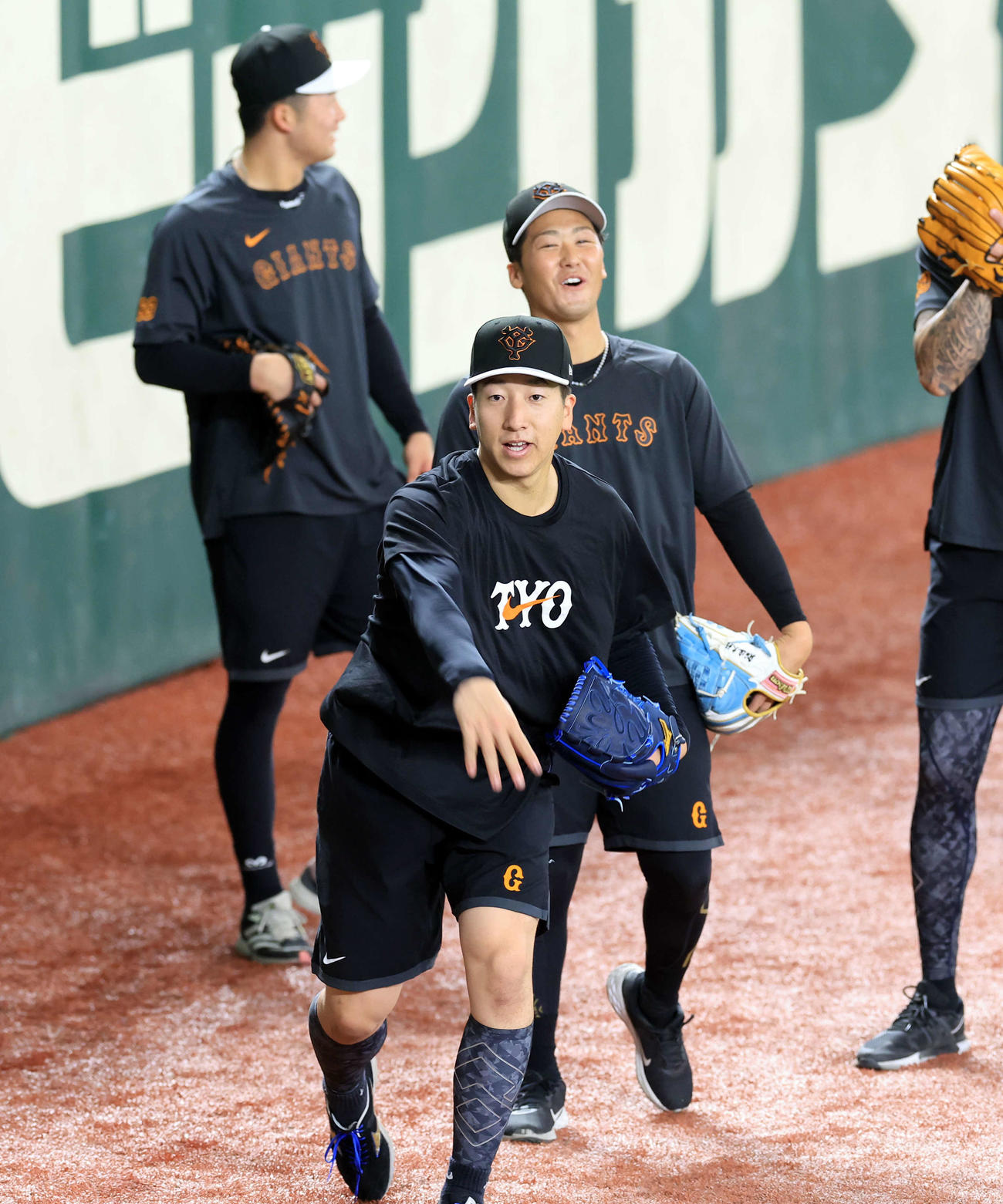 巨人対中日　ノックを受ける巨人大勢（中央）ら（撮影・浅見桂子）