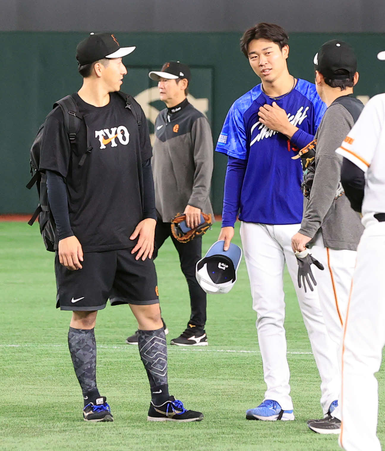 巨人対中日　練習中、話をする巨人大勢（左）と中日高橋宏（撮影・浅見桂子）