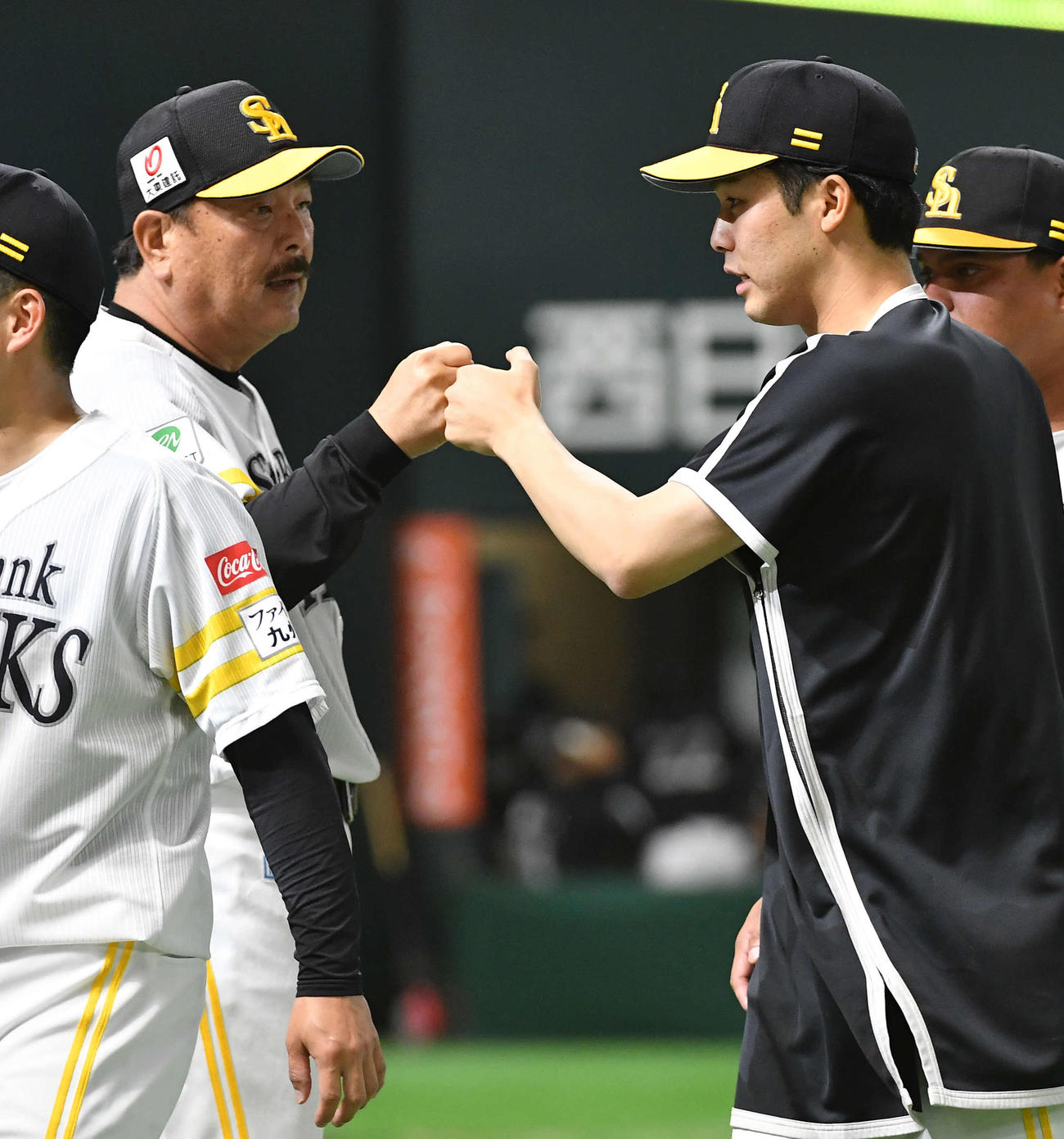 ソフトバンク対ロッテ　先発転向初勝利を挙げ、藤本監督（左）とタッチを交わす藤井（撮影・岩下翔太）