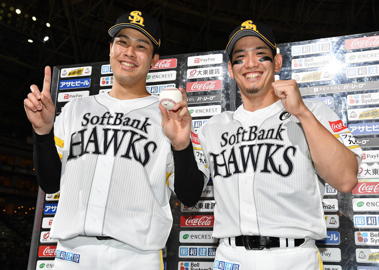 ソフトバンク対ロッテ　藤井（左）はお立ち台で初勝利の記念球を手に、栗原と笑顔で1勝ポーズ（撮影・岩下翔太）