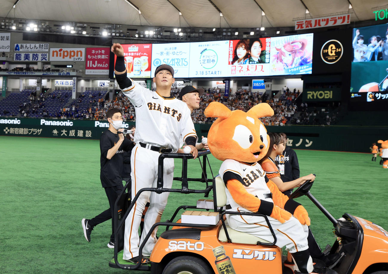 巨人対中日　今季初勝利で巨人中田翔（手前）は、場内1周でスタンドにボールを投げ入れる（撮影・浅見桂子）