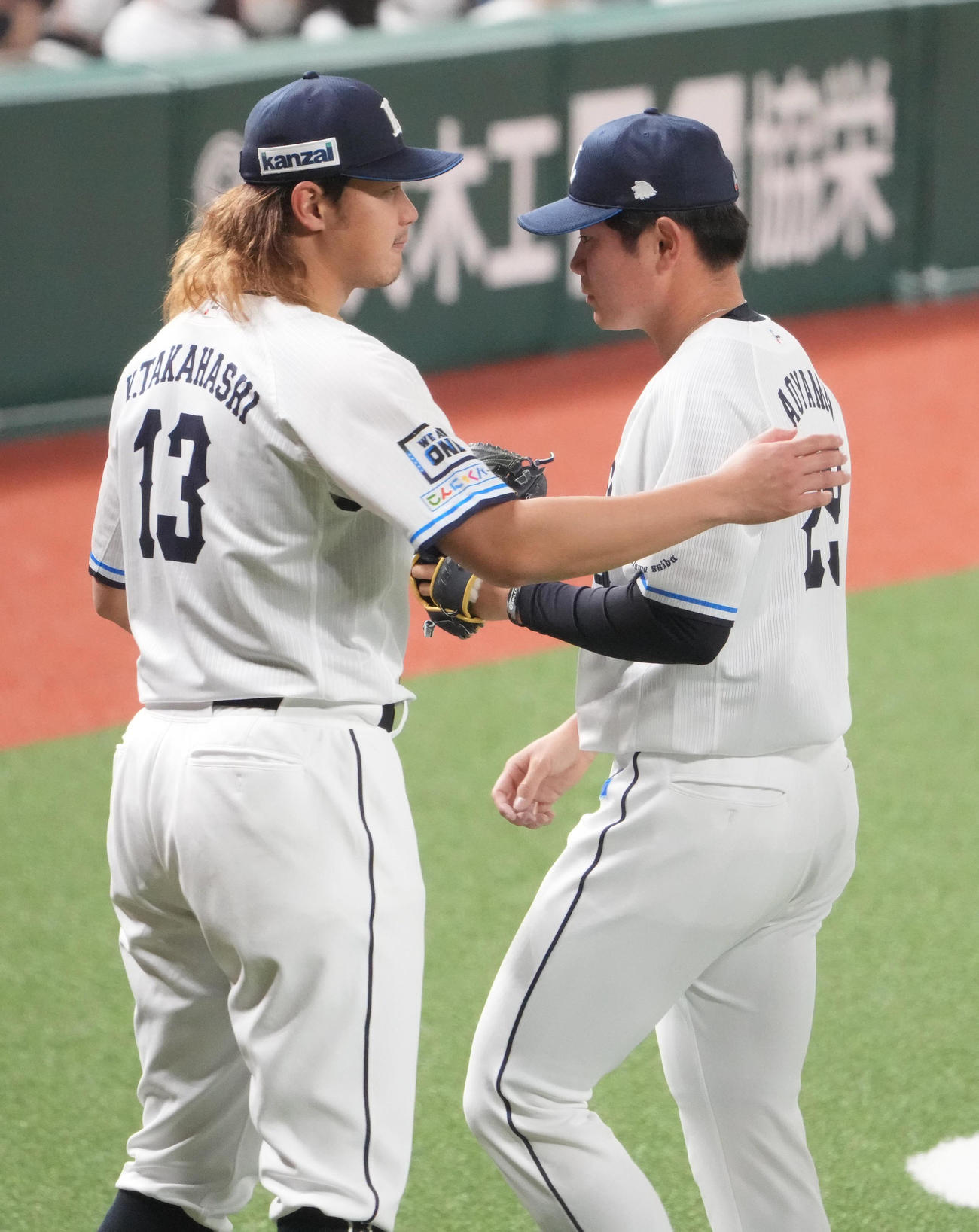 西武対オリックス　オリックス森に同点弾を許した青山（右）をねぎらう西武先発の高橋（2023年3月31日撮影）