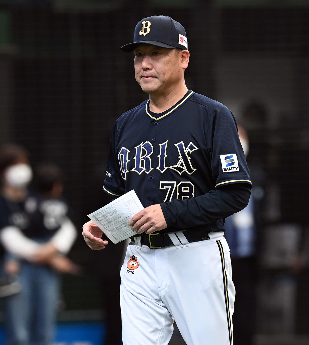 西武対オリックス　メンバー表の最終確認をしたオリックス中嶋監督（撮影・たえ見朱実）