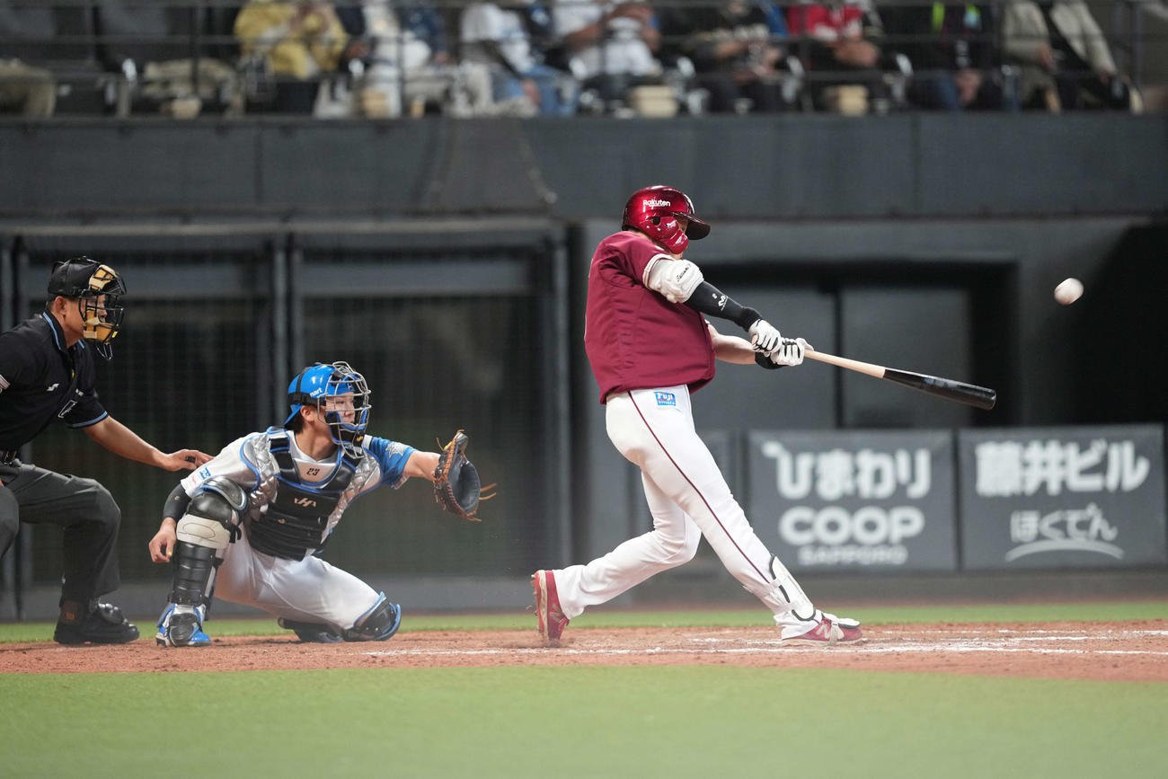 日本ハム対楽天　8回表楽天2死一塁、右越え2点本塁打を放つ辰己（撮影・井上学）