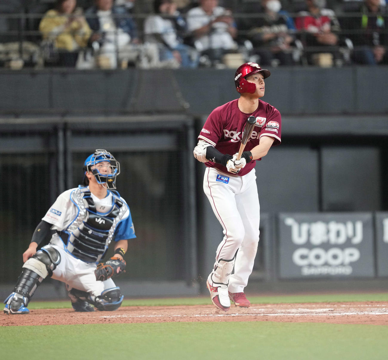 日本ハム対楽天　8回表楽天2死一塁、右越え2点本塁打を放つ辰己（撮影・井上学）