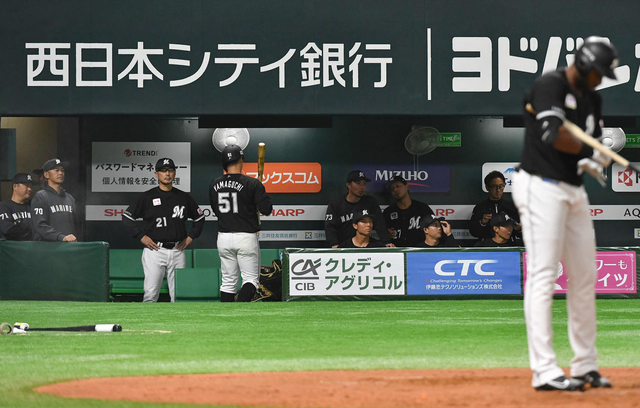 ソフトバンク対ロッテ　9回表ロッテ1死、山口（背番号51）が空振り三振に倒れ、厳しい表情でグラウンドを見つめる吉井監督（左から3人目）とロッテナイン（撮影・岩下翔太）