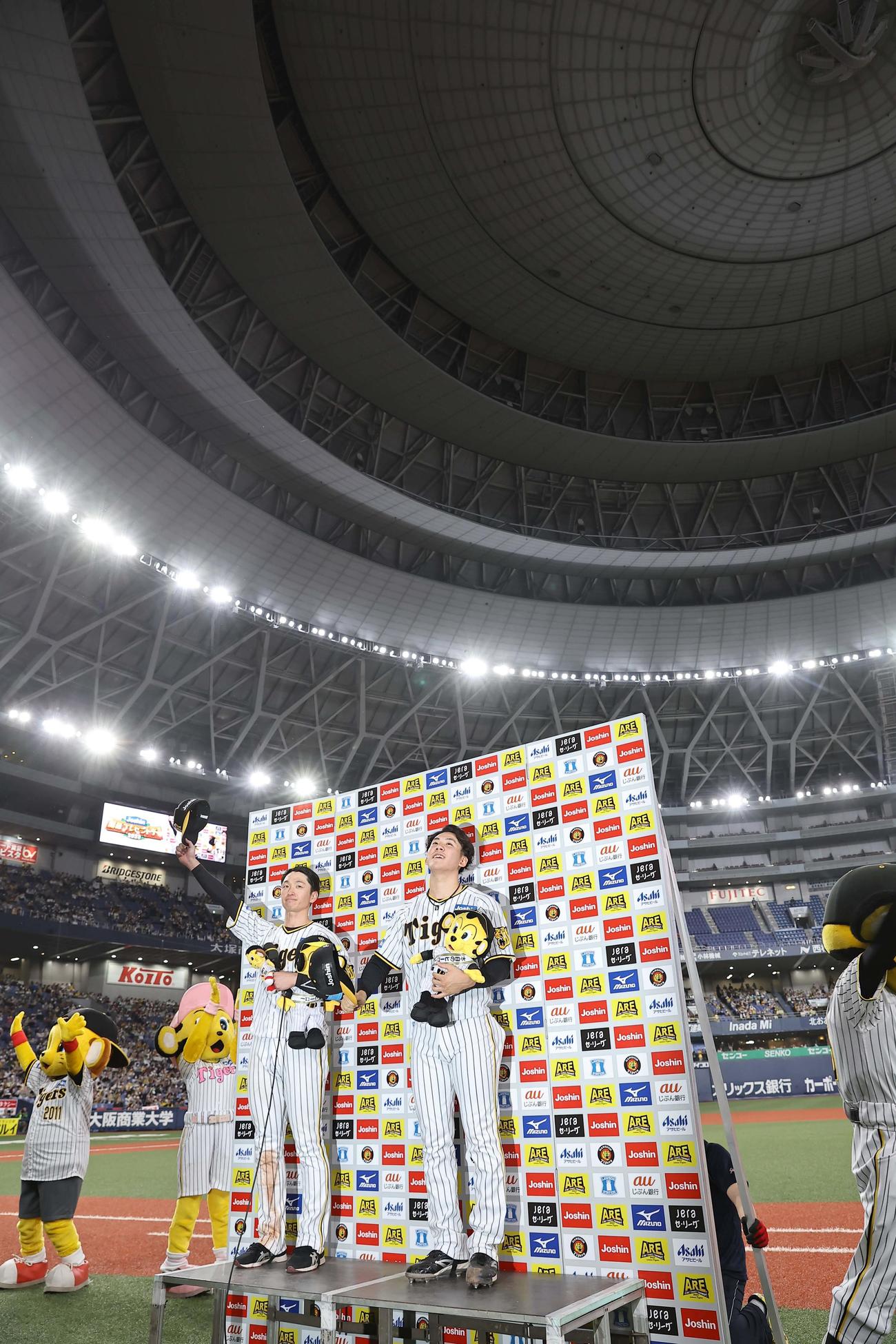 阪神対DeNA　お立ち台でファンの歓声に応えるプロ初勝利の富田（右）とサヨナラ安打を放った近本（撮影・上田博志）
