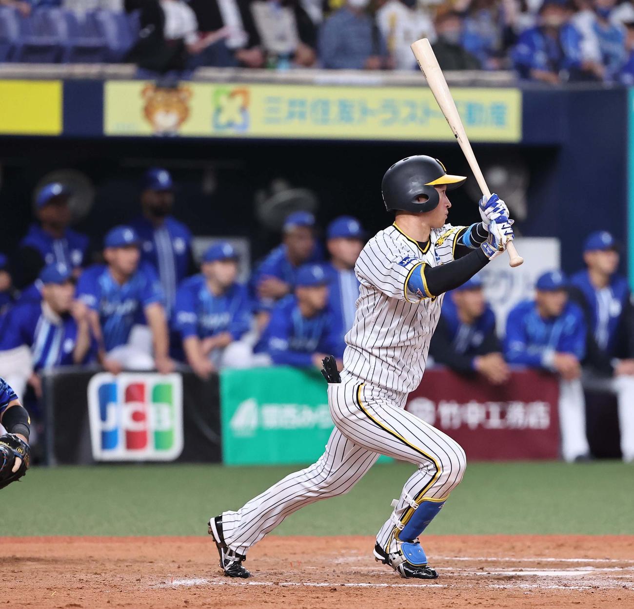 阪神対DeNA 12回裏阪神2死満塁、近本は中越えサヨナラ安打を放つ（撮影・上田博志）