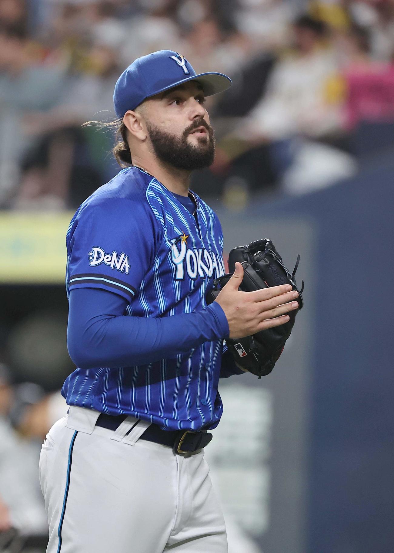 阪神対DeNA 1回に3失点したガゼルマンはベンチに引き揚げる（撮影・上田博志）