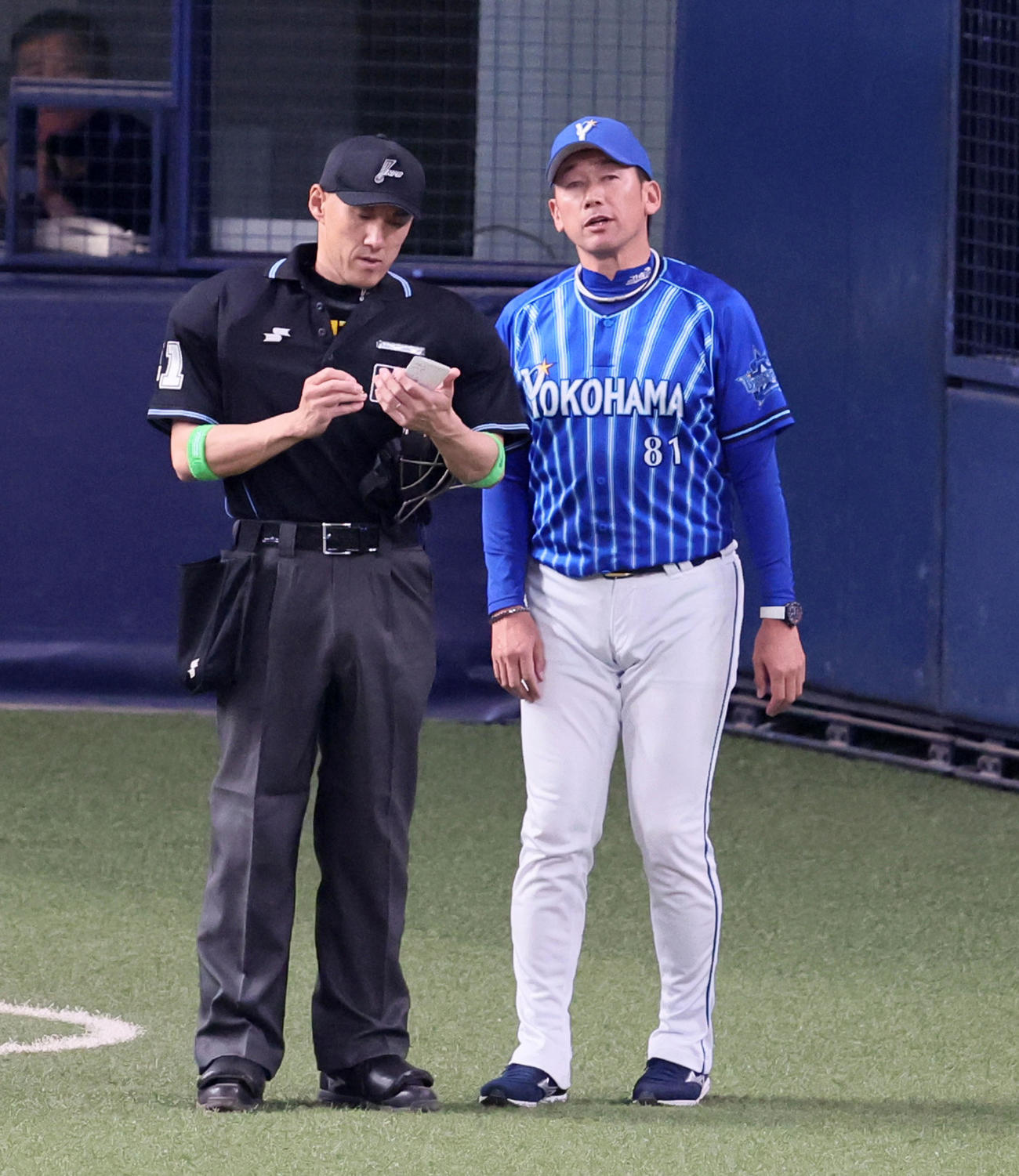阪神対DeNA 11回表を終え山本貴球審に選手交代を告げる三浦監督（撮影・加藤哉）