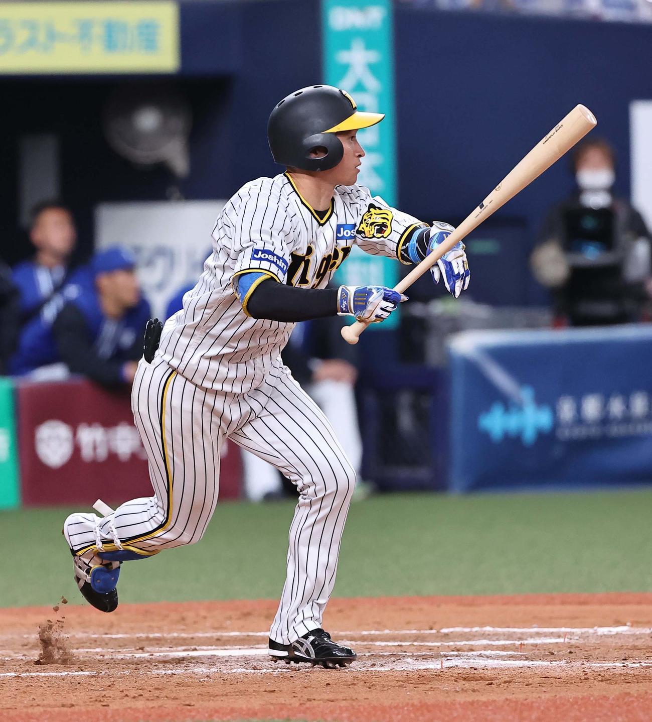 阪神対DeNA 12回裏阪神2死満塁、近本は中越えサヨナラ安打を放つ（撮影・上田博志）