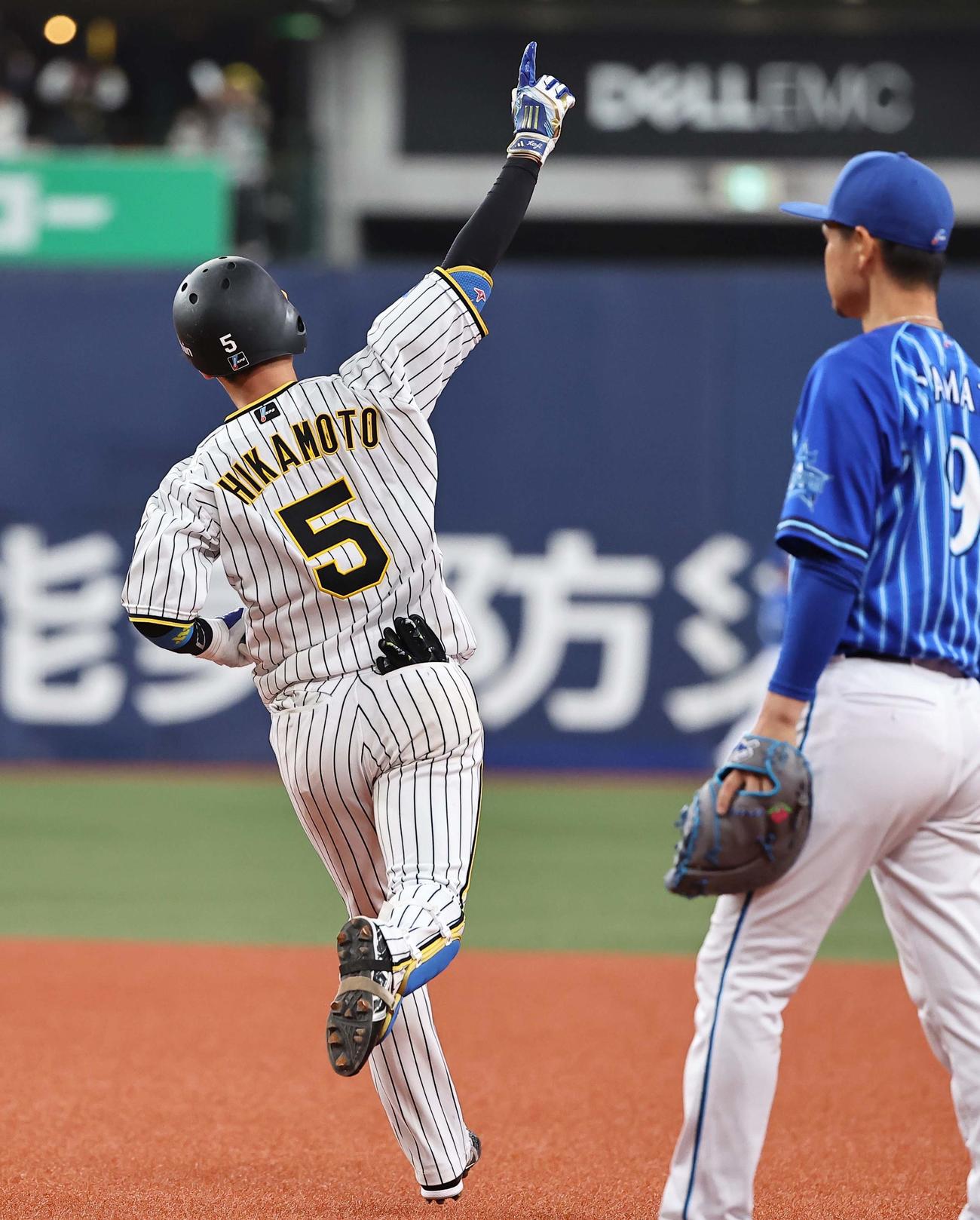 阪神対DeNA 12回裏阪神2死満塁、近本は中越えサヨナラ安打を放つ（撮影・上田博志）