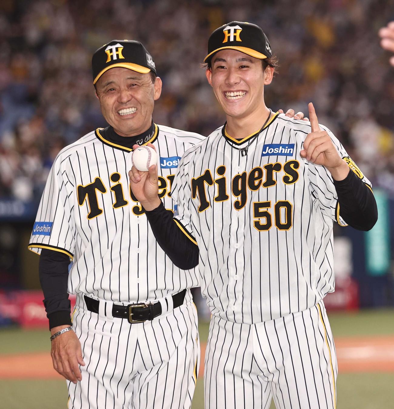 阪神対DeNA　サヨナラゲームでプロ初勝利を挙げた富田（右）は、岡田監督と笑顔を見せる（撮影・上田博志）