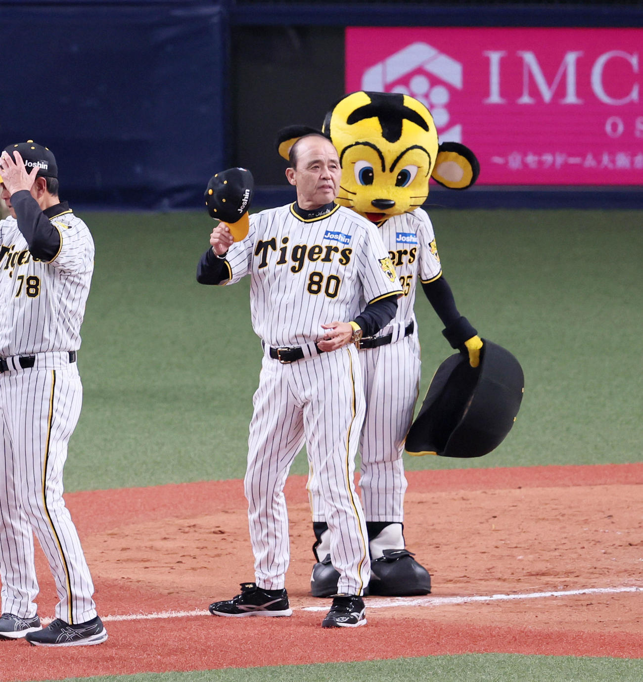 阪神対DeNA DeNAに勝利しスタンドにあいさつする岡田監督（撮影・加藤哉）