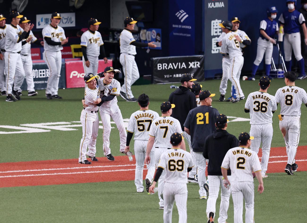 阪神対DeNA 12回裏阪神2死満塁、プロ初登板で初勝利を挙げた富田は坂本（左）と笑顔で抱き合った（撮影・加藤哉）