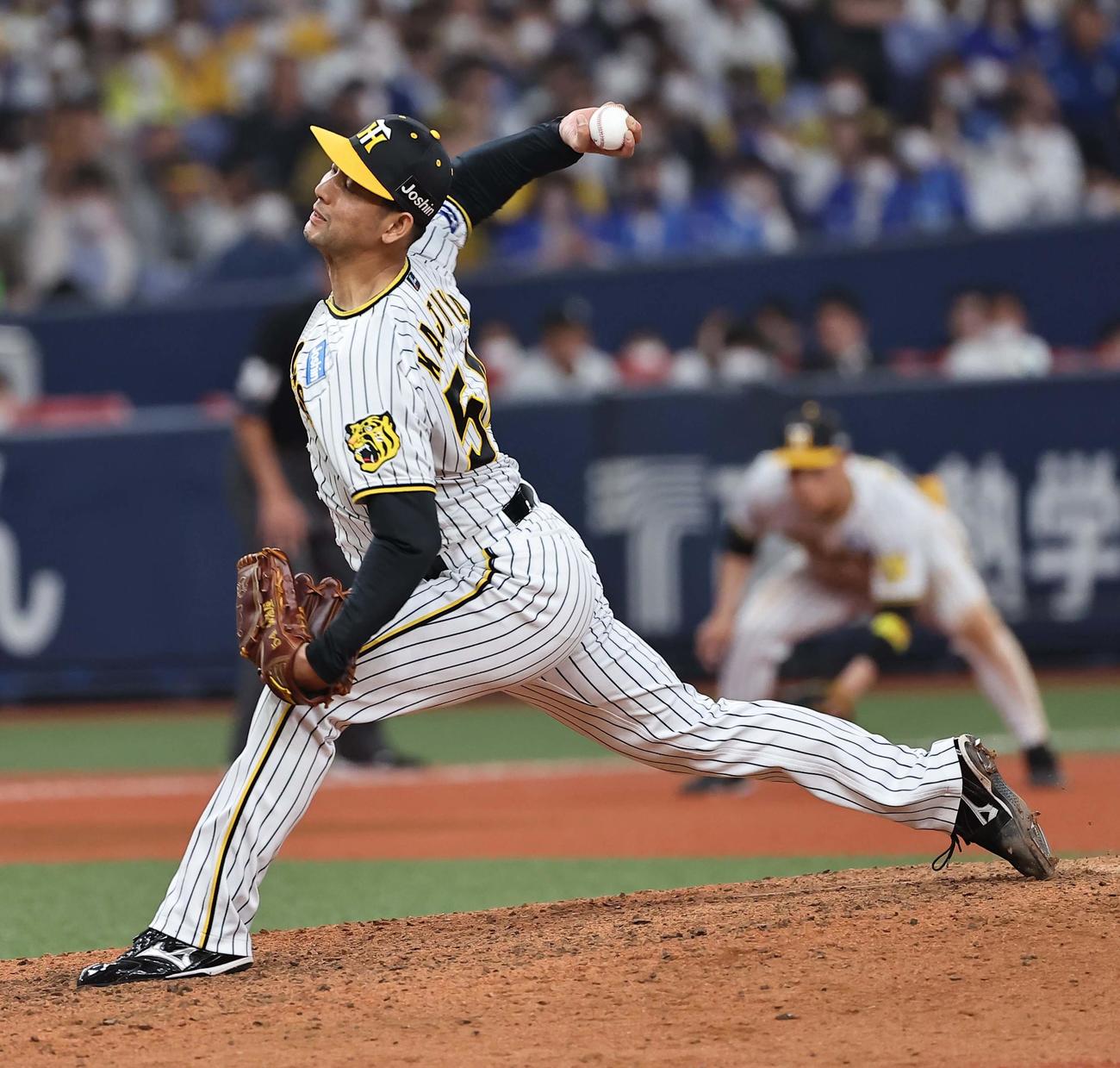阪神対DeNA　阪神7番手で登板する加治屋（撮影・上田博志）