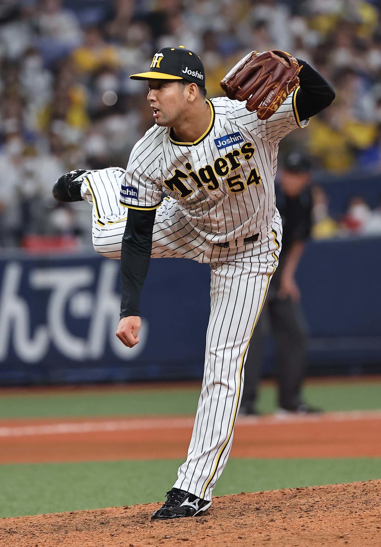 阪神対DeNA　阪神7番手で登板する加治屋（撮影・上田博志）