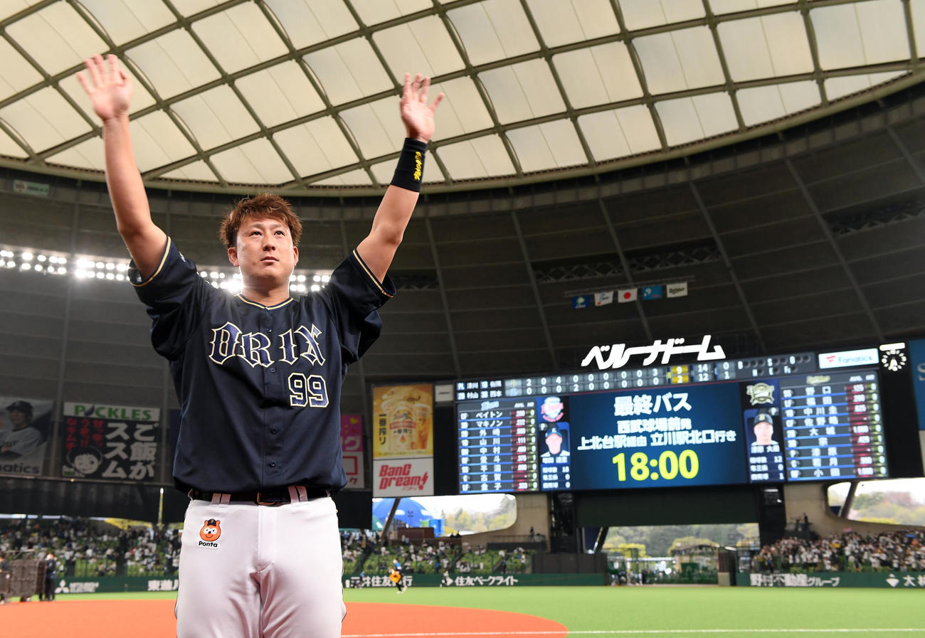 西武対オリックス　西武に勝利し笑顔で手を振るオリックス杉本（撮影・たえ見朱実）