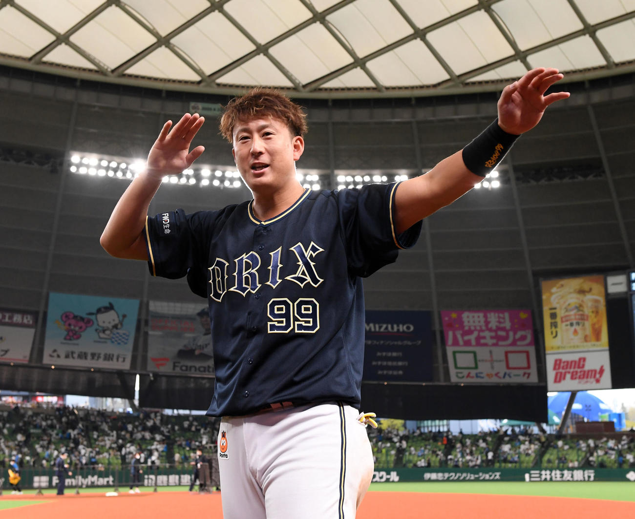 西武対オリックス　西武に勝利し笑顔で手を振るオリックス杉本（撮影・たえ見朱実）