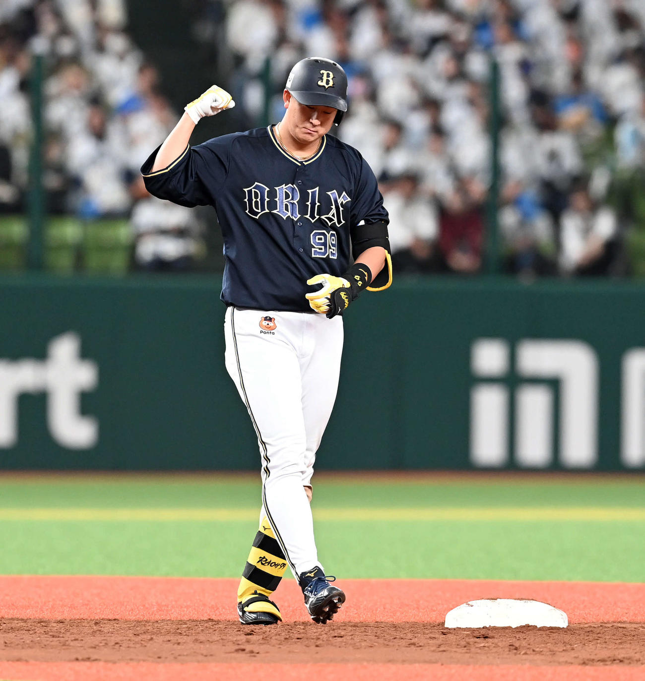西武対オリックス　9回裏オリックス2死一塁、左翼線に適時二塁打を放った杉本（撮影・たえ見朱実）