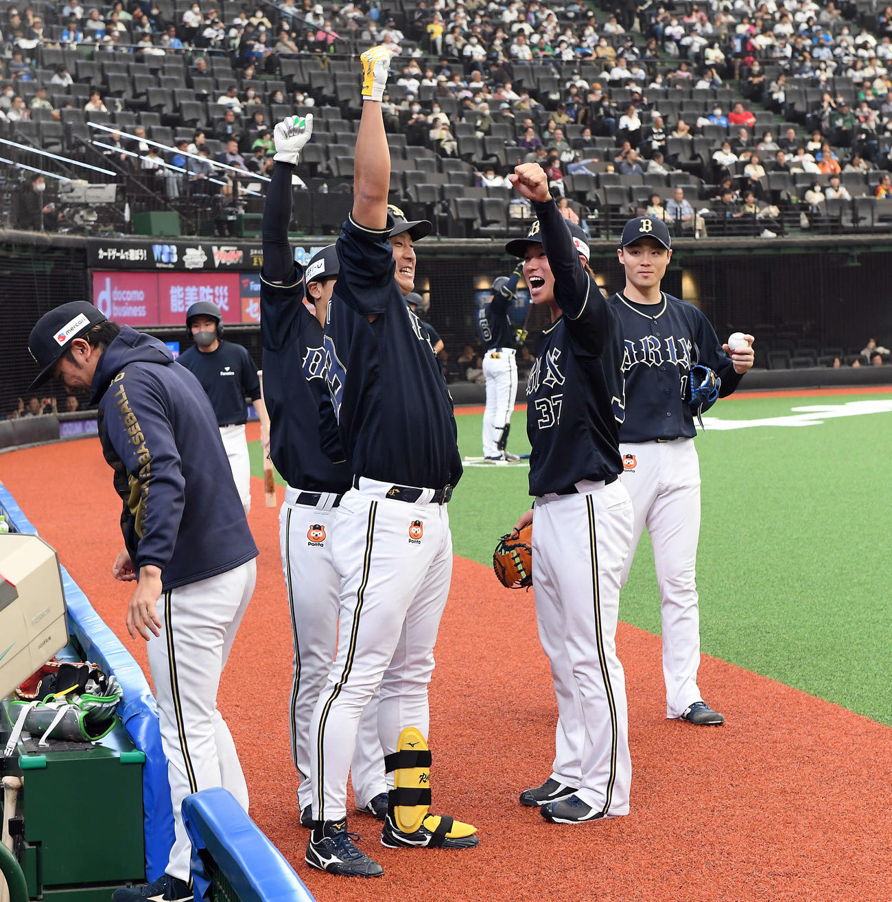 西武対オリックス　1回表オリックス2死一塁、先制の2点本塁打を放った杉本（中央）は、スタンドに向かって昇天ポーズを決める（撮影・たえ見朱実）