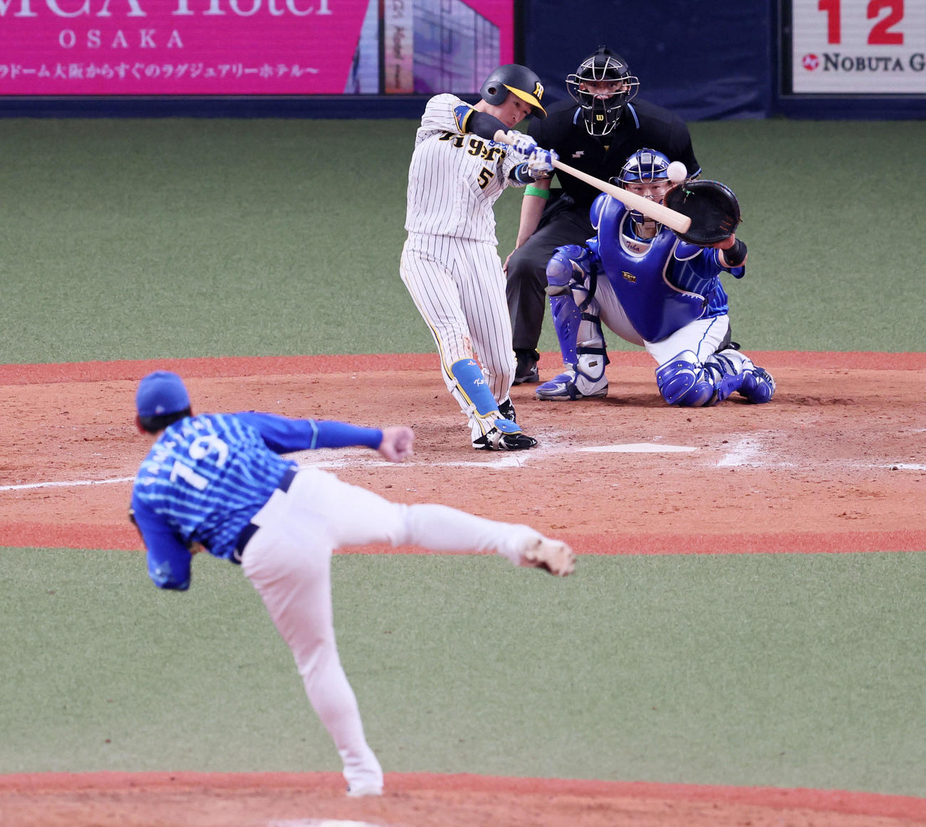 阪神対DeNA 12回裏阪神2死満塁、近本は中越えにサヨナラ適時打を放つ。投手山崎（撮影・加藤哉）
