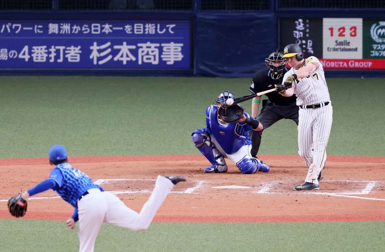 阪神対DeNA 11回裏阪神2死、ノイジーは左へ二塁打を放つ。投手は森原（撮影・加藤哉）