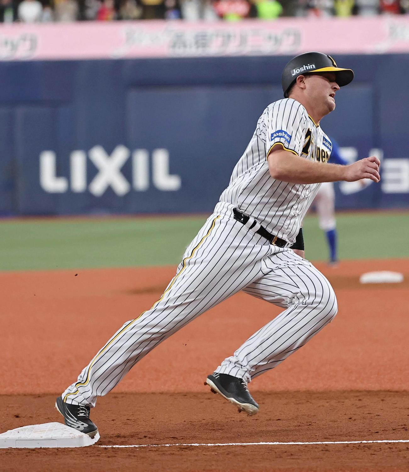 阪神対DeNA 1回裏阪神1死一塁、大山の右中間適時二塁打で三塁を回り生還するノイジー（撮影・上田博志）