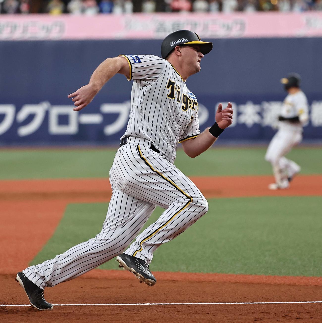 阪神対DeNA 1回裏阪神1死一塁、大山の右中間適時二塁打で三塁を回り生還するノイジー（撮影・上田博志）