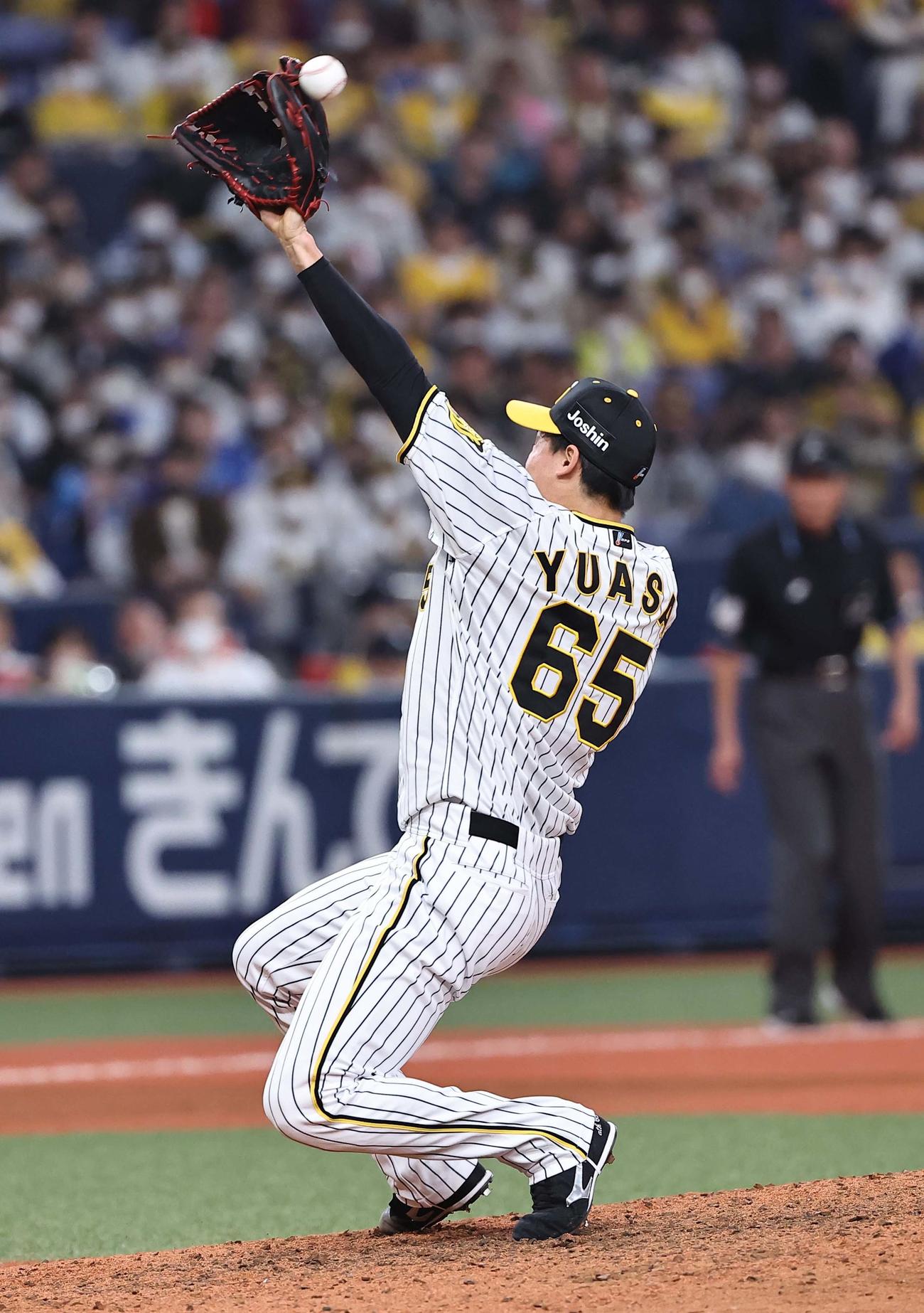 阪神対DeNA 9回表DeNA2死一塁、湯浅は佐野の打球をグラブではじき二ゴロに打ち取る（撮影・上田博志）