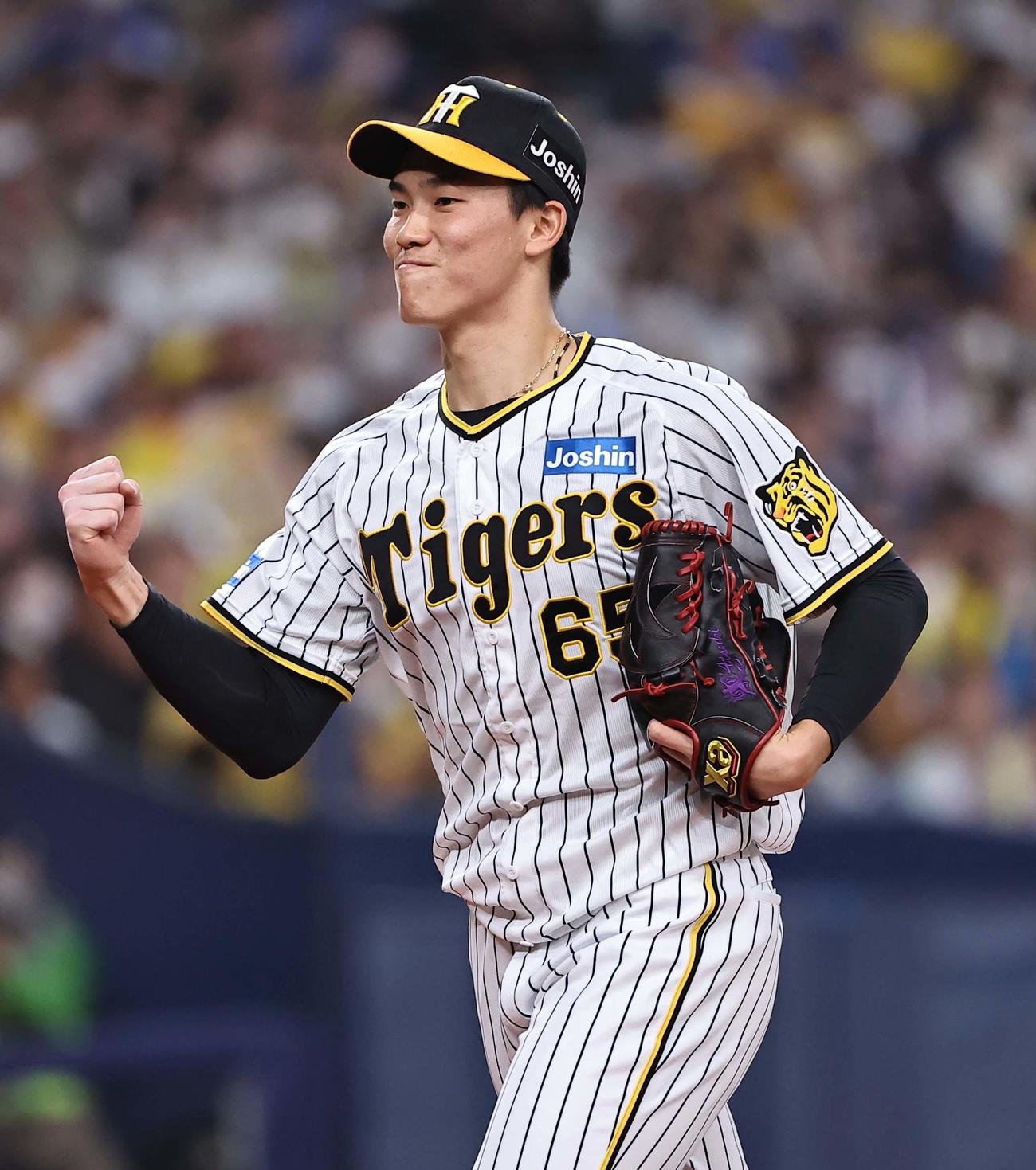 阪神対DeNA 9回表DeNA2死一塁、湯浅は佐野を二ゴロに打ち取りガッツポーズ（撮影・上田博志）