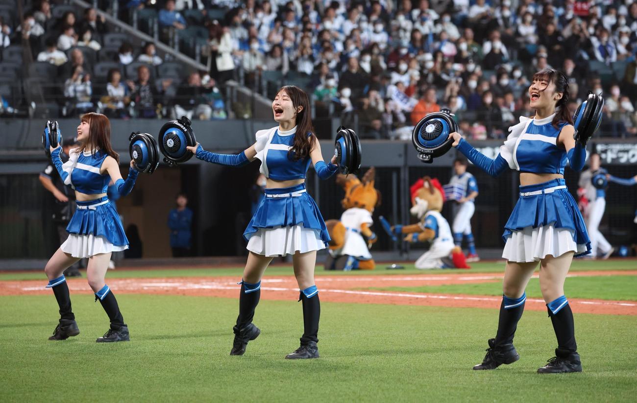 日本ハム対楽天　ジンギスカンダンスを踊るファイターズガール（撮影・黒川智章）