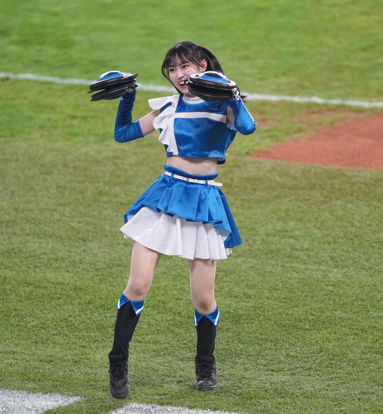 日本ハム対楽天　ジンギスカンダンスをするファイターズガール（撮影・井上学）