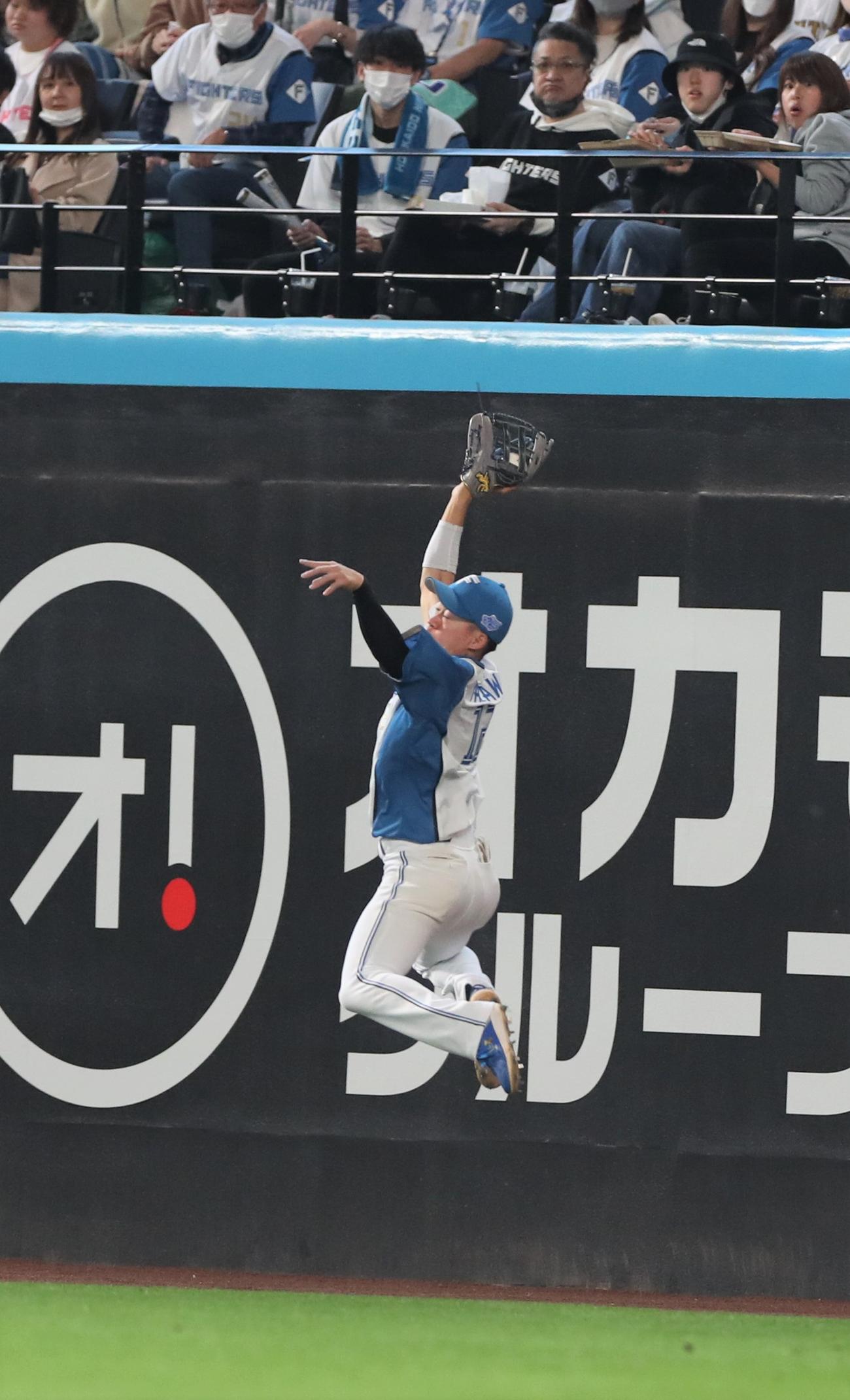 日本ハム対楽天　6回表楽天2死、フランコの打球をジャンピングキャッチする矢沢（撮影・黒川智章）