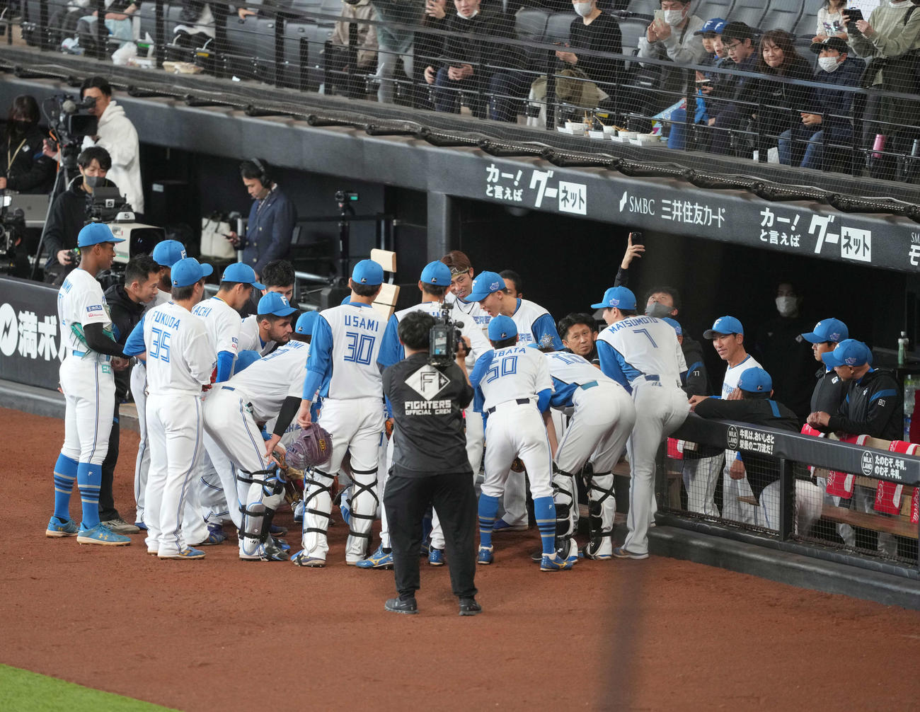 日本ハム対楽天　試合前の円陣で声出しをする日本ハム矢沢（中央）（撮影・井上学）