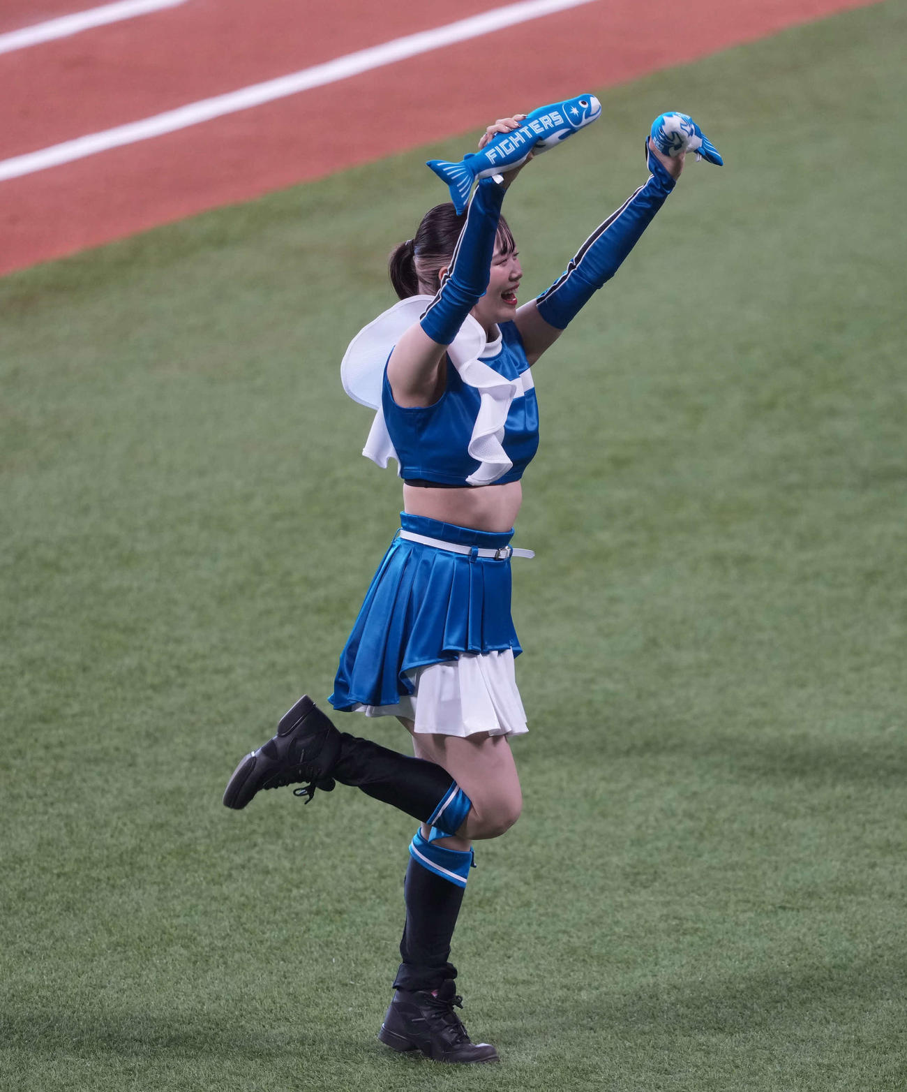 日本ハム対楽天　しゃけまるダンスをするファイターズガール（撮影・井上学）