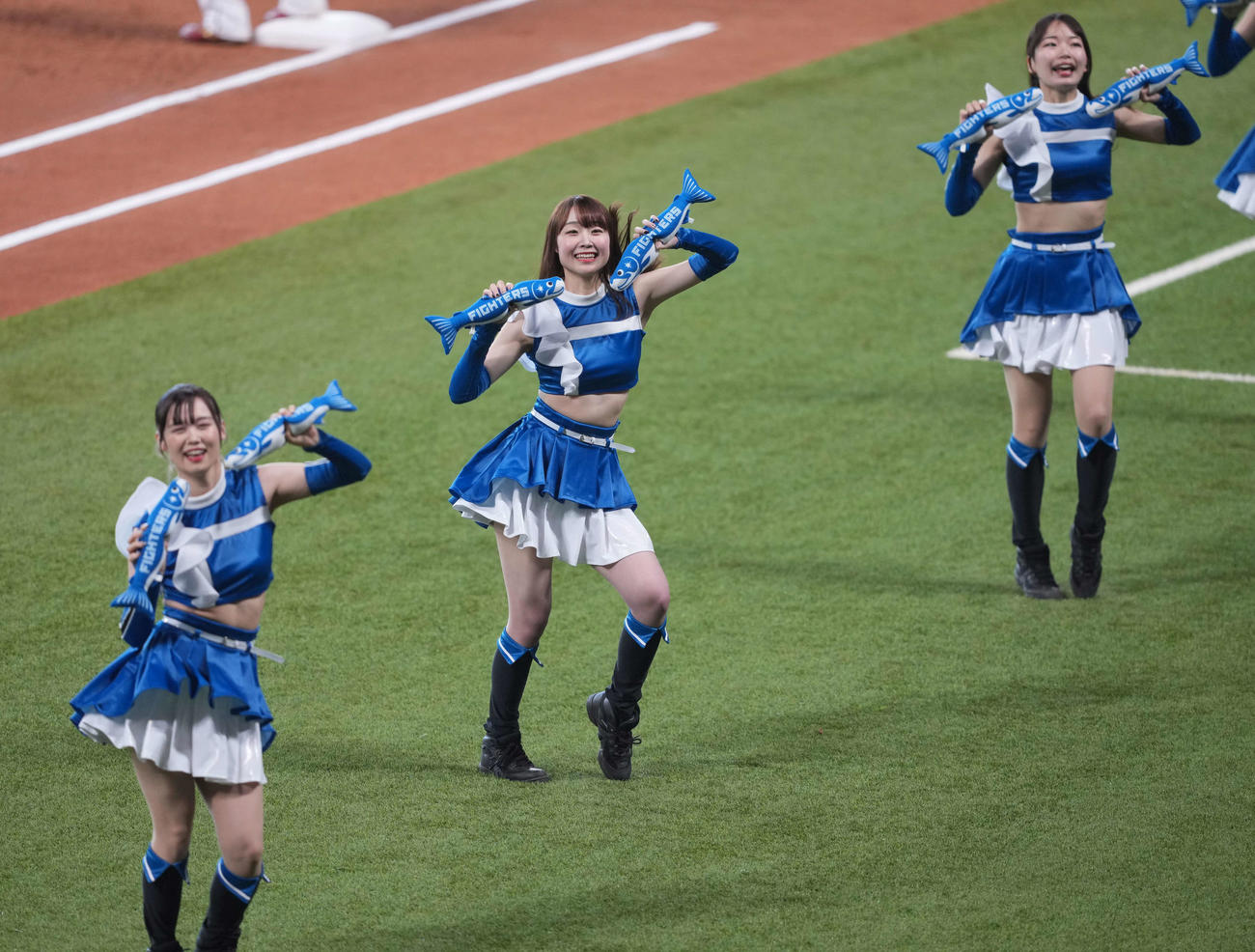 日本ハム対楽天　しゃけまるダンスをするファイターズガール（撮影・井上学）