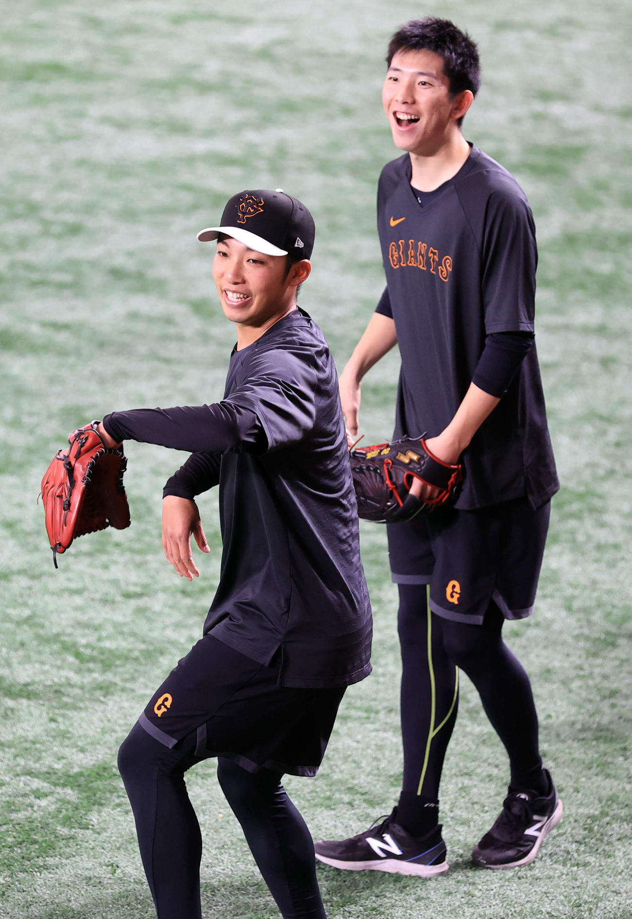 巨人対中日　ノック中、笑顔の巨人赤星（手前）と戸郷（撮影・浅見桂子）