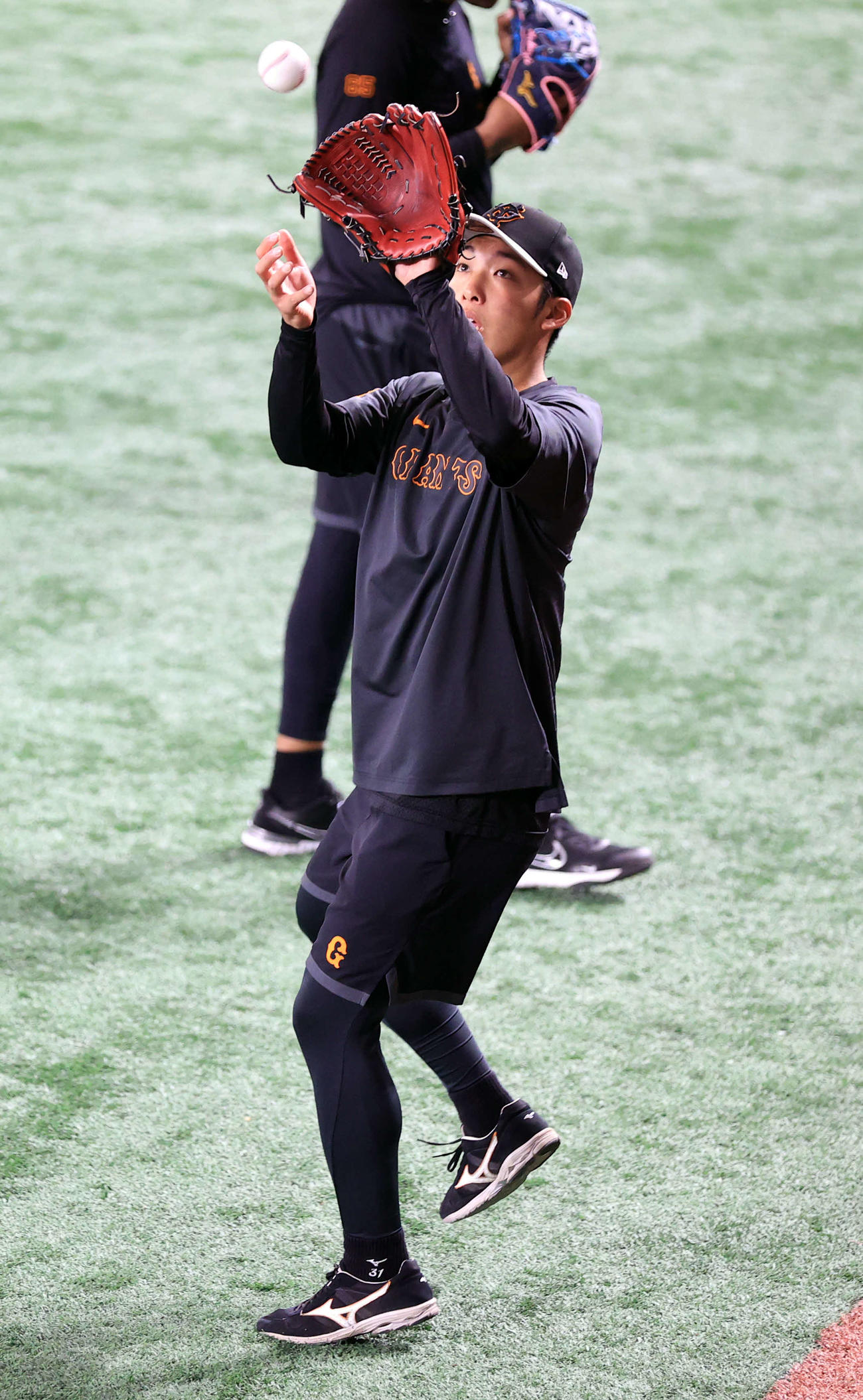 巨人対中日　ノックを受ける巨人赤星（撮影・浅見桂子）