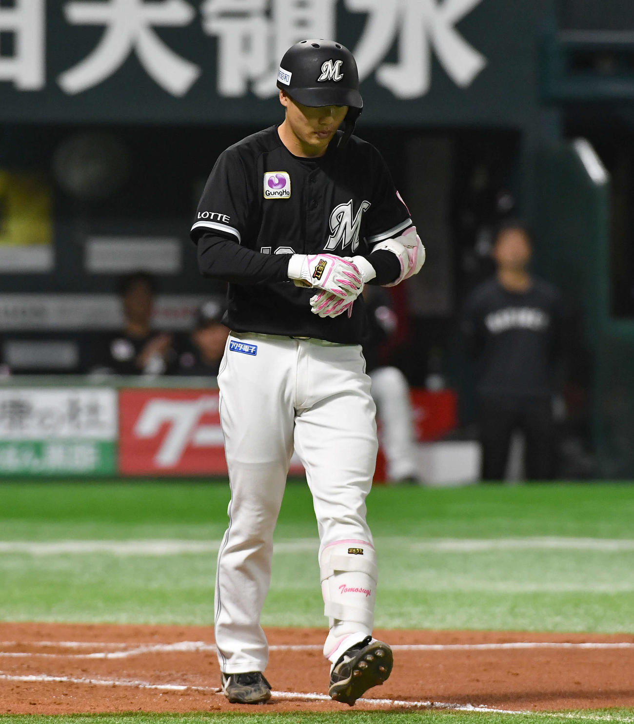ソフトバンク対ロッテ　8回表ロッテ無死一塁、四球で出塁する友杉（撮影・岩下翔太）