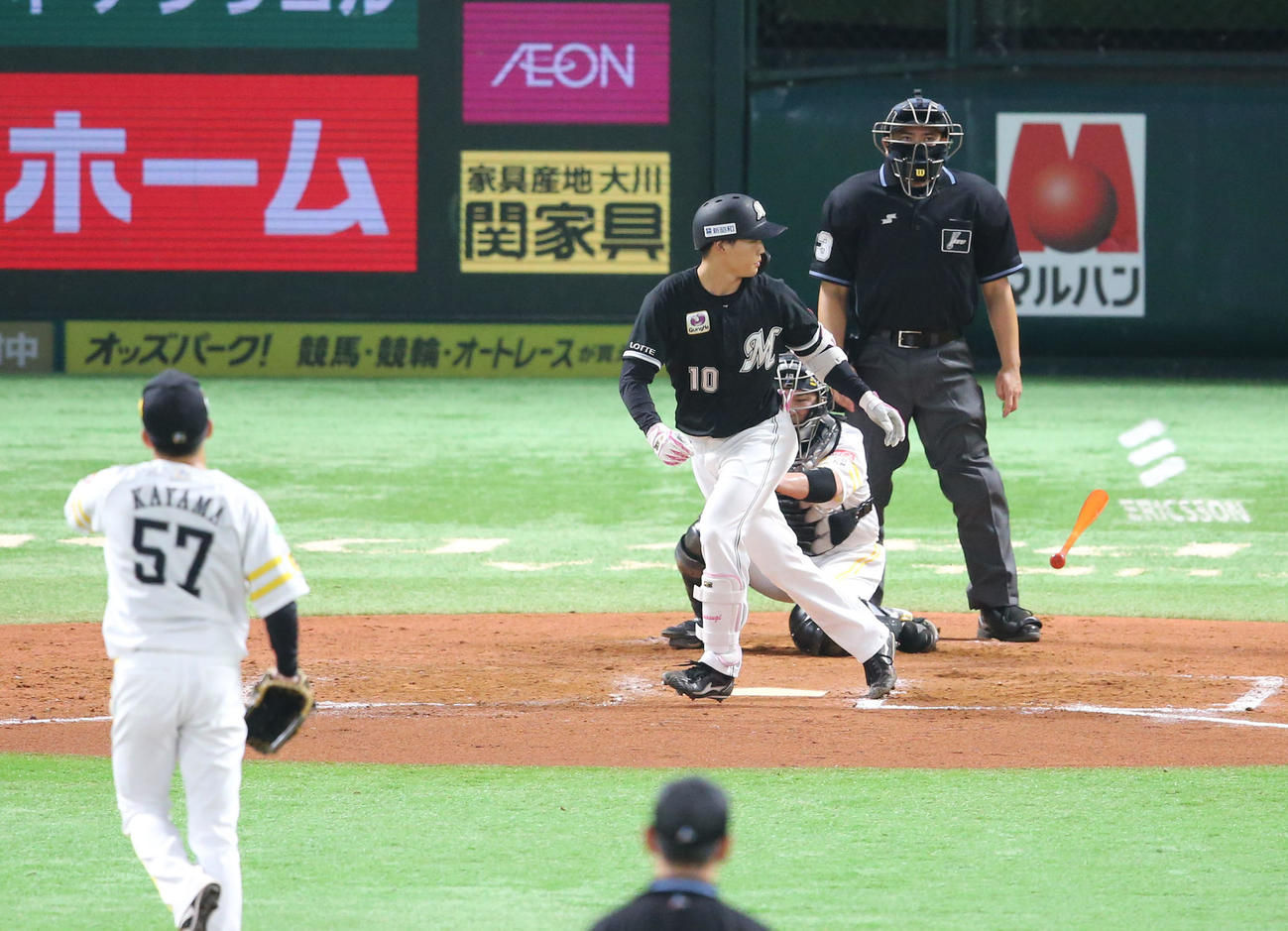 ソフトバンク対ロッテ　8回表ロッテ無死一塁、友杉篤輝は四球で一塁へ歩く（撮影・梅根麻紀）
