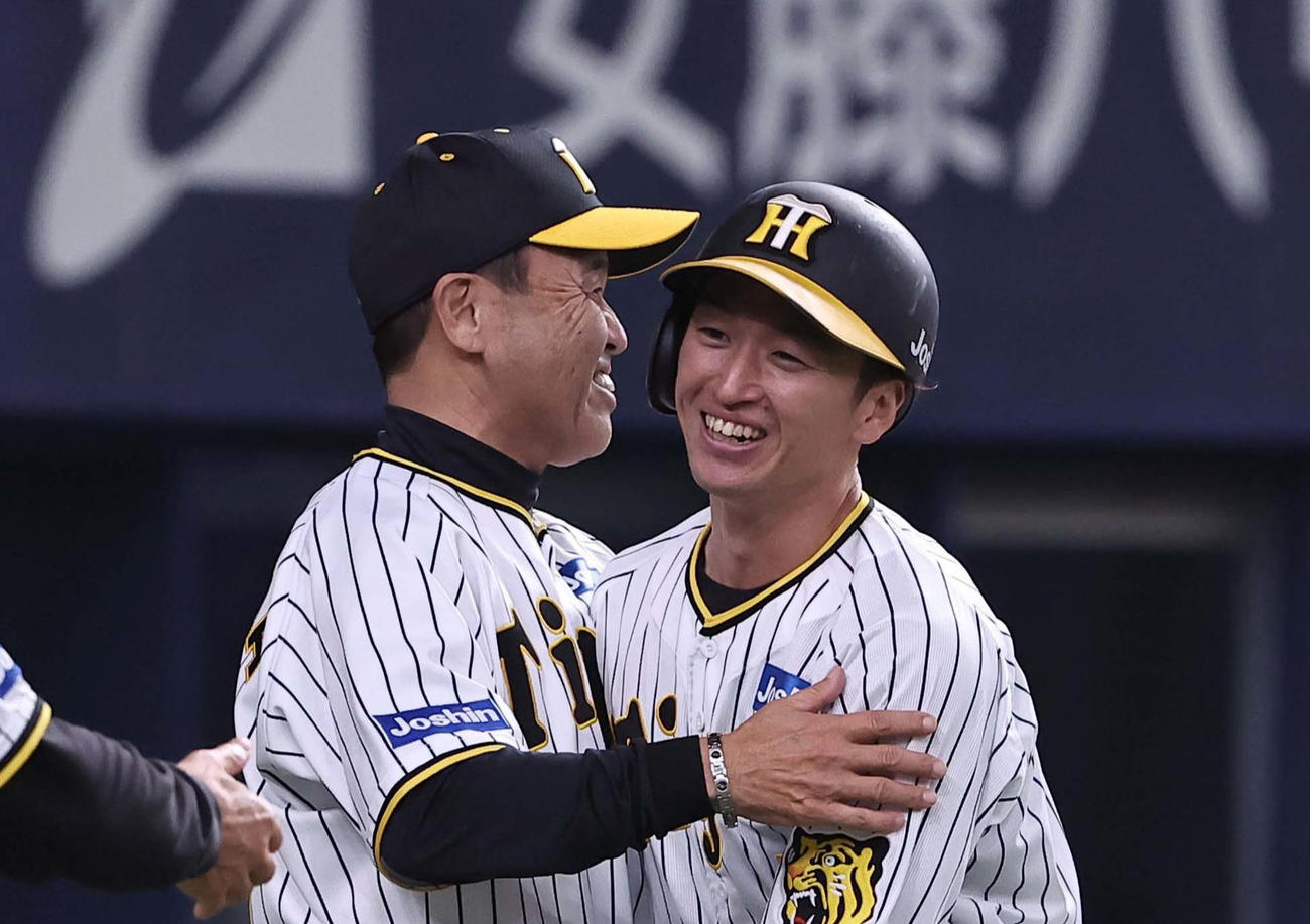 岡田監督（左）はサヨナラ安打を放った近本と抱き合って喜ぶ（撮影・上田博志）