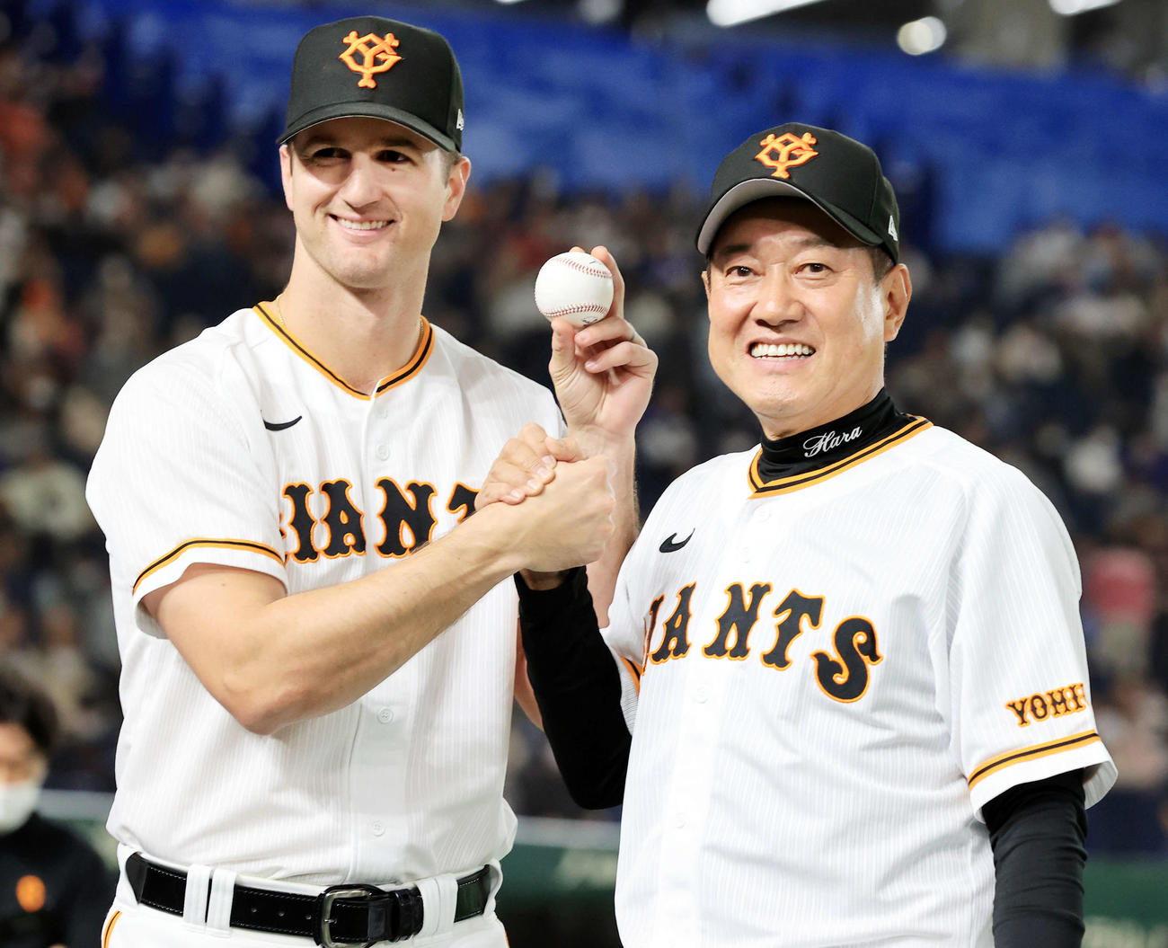 巨人対中日　初勝利を挙げた巨人グリフィン（左）は原監督と笑顔で記念撮影（撮影・浅見桂子）