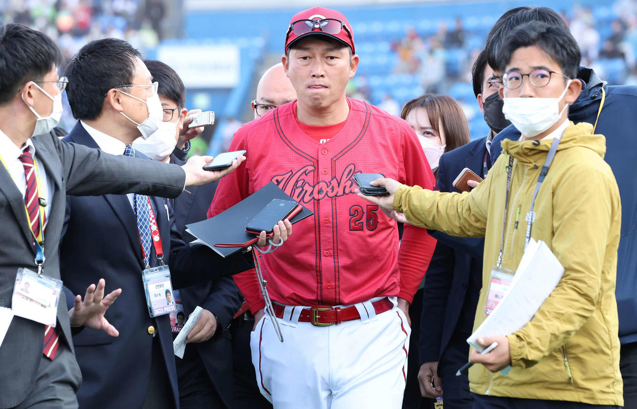 ヤクルト対広島　開幕からヤクルトに連敗して足取り重く引き揚げる広島新井監督（撮影・丹羽敏通）