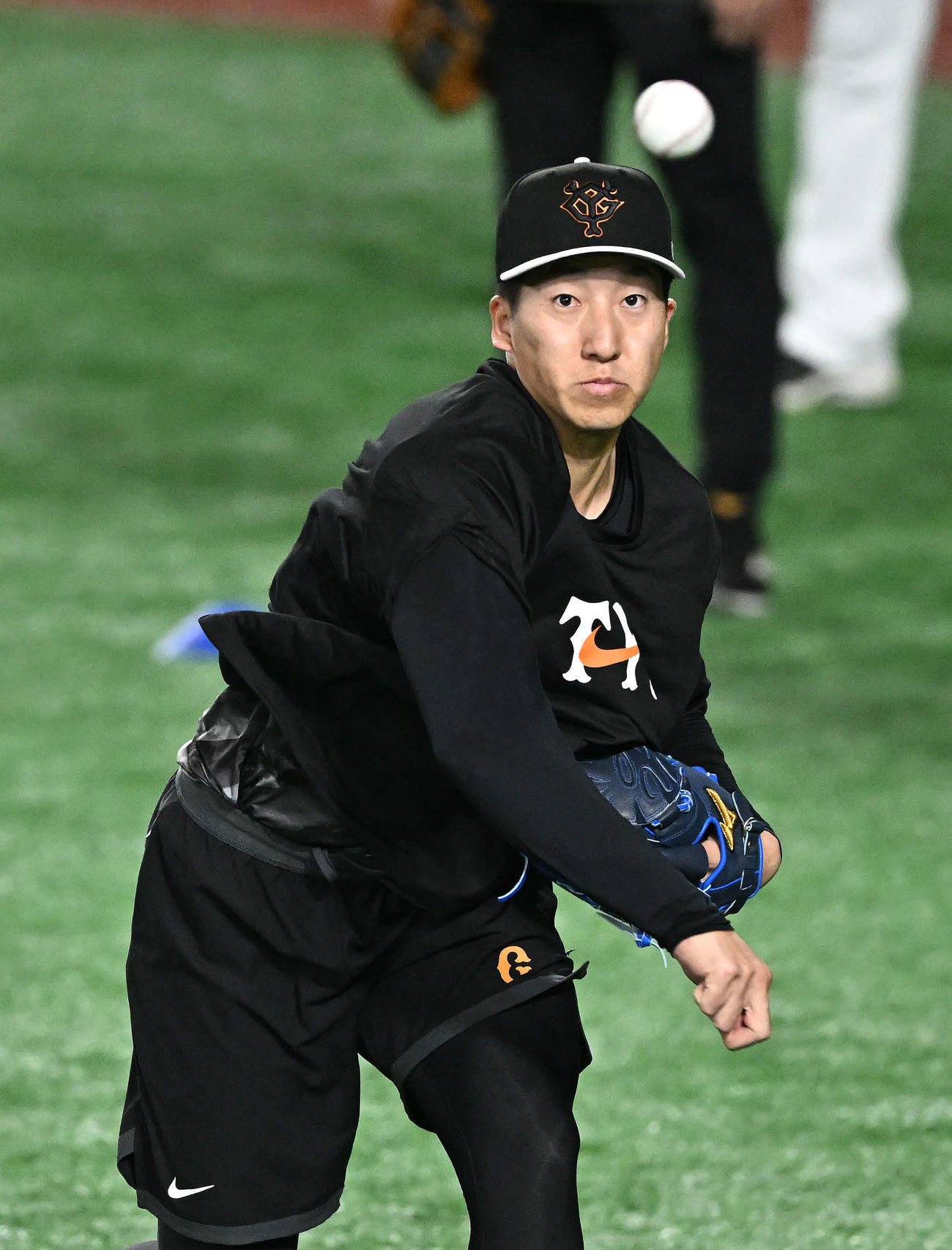 巨人対中日　試合前練習で投球練習する巨人大勢（撮影・滝沢徹郎）