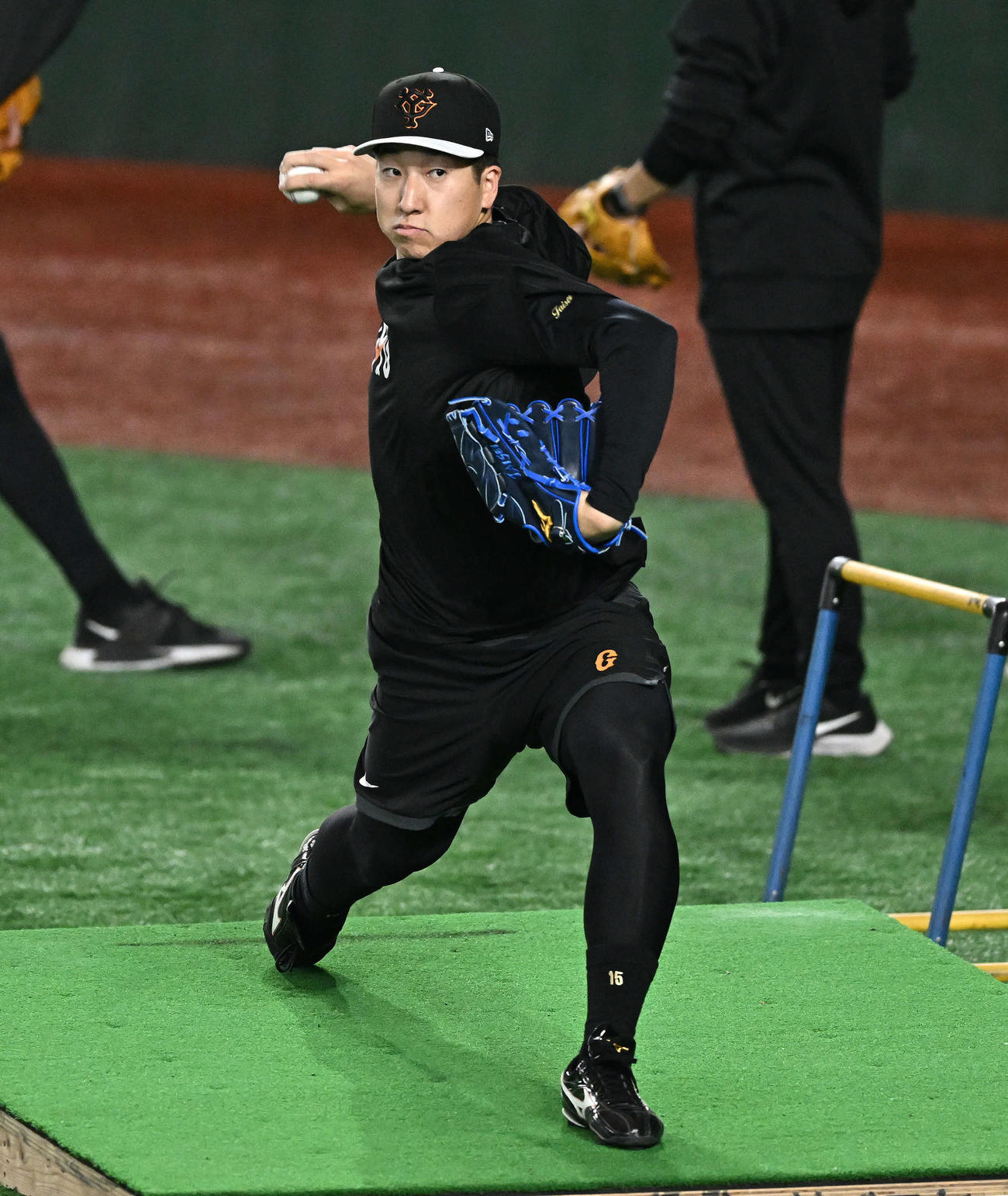 巨人対中日　試合前練習で投球練習する巨人大勢（撮影・滝沢徹郎）