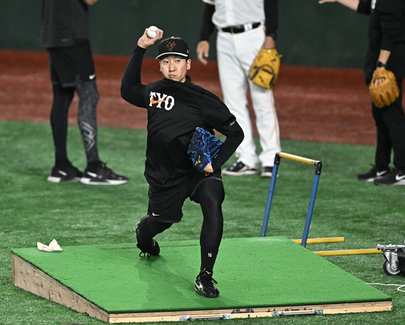 巨人対中日　試合前練習で投球練習する巨人大勢（撮影・滝沢徹郎）