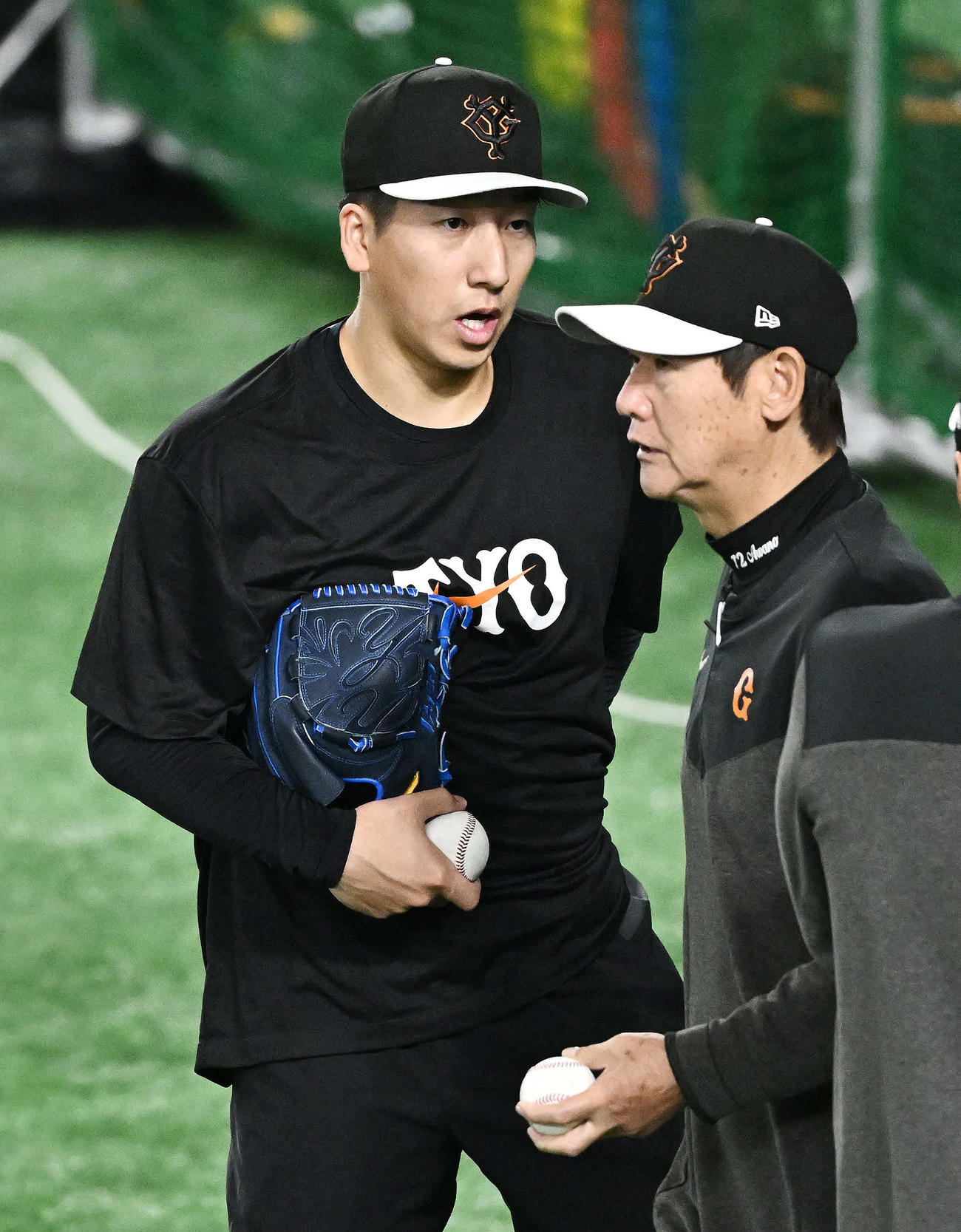 巨人対中日　試合前練習で巨人大勢（左）は阿波野投手チーフコーチと話す（撮影・滝沢徹郎）