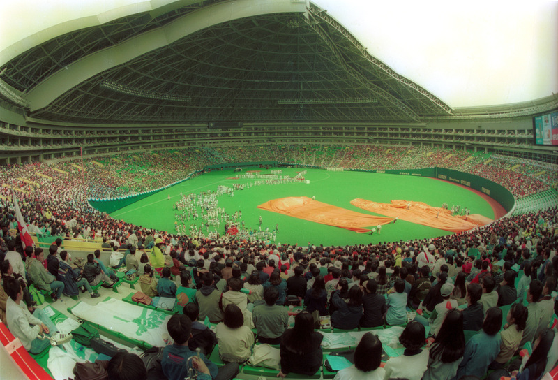オープン戦　ダイエー対オリックス　福岡ドーム元年。ドーム開業セレモニーを見守るファン（1993年4月2日撮影）