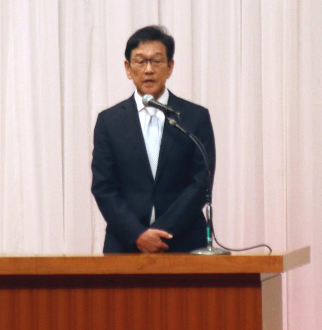 北海学園大の新入生を前に祝辞を述べる侍ジャパンの栗山監督（撮影・永野高輔）